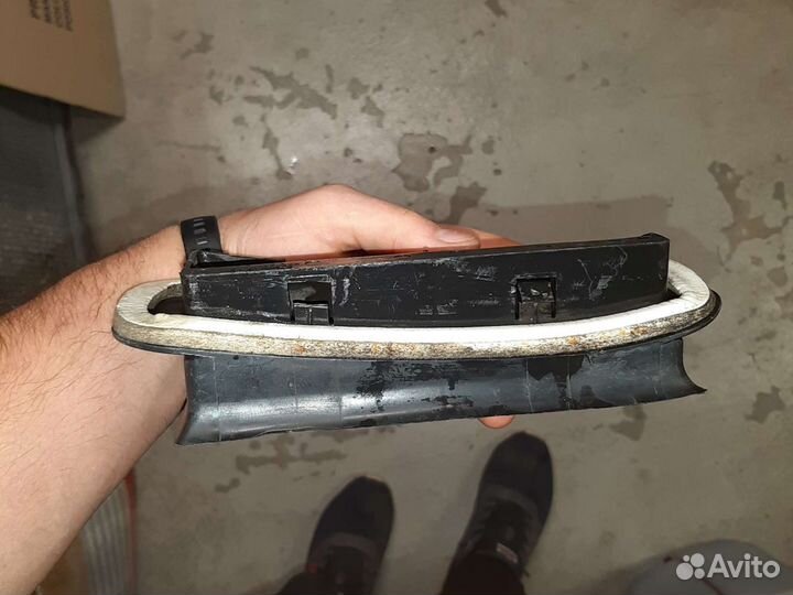 Клапан вентиляционный правый Ваз 2112