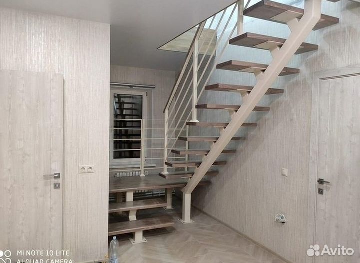 Лестница с площадкой на второй этаж