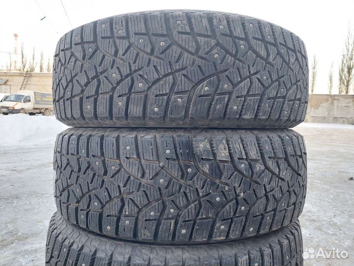 Bridgestone Blizzak Spike-02 SUV 215/60 R17