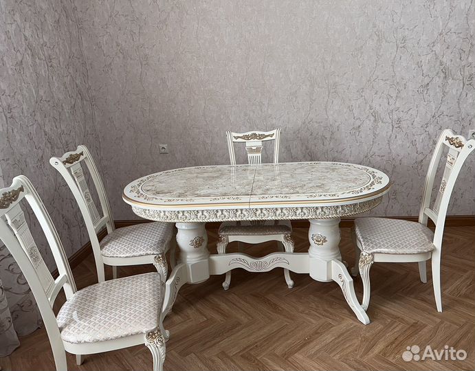 Кухонный стол и стулья