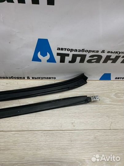 Молдинг стекла передний Opel Astra J A16XER 2010