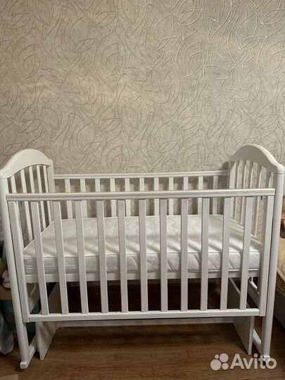 Детская кровать с маятником и матрасом