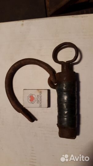 Навесной замок старинный