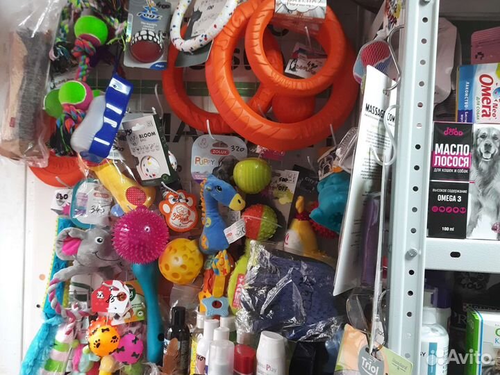 Стойка, миски, лакомства, игрушки, лежанки