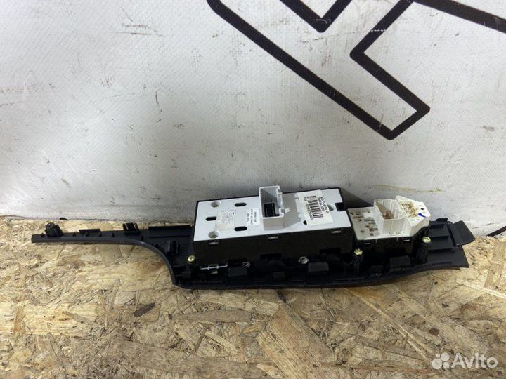 Кнопка стеклоподъемника передняя правая Hyundai