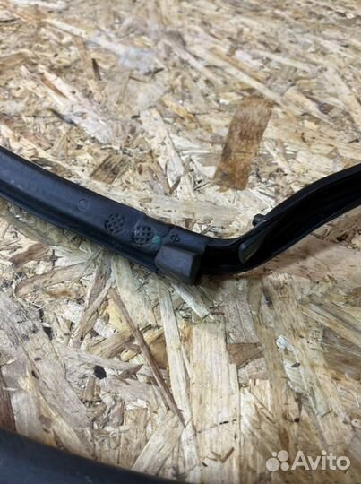 Уплотнитель двери Мерседес w211