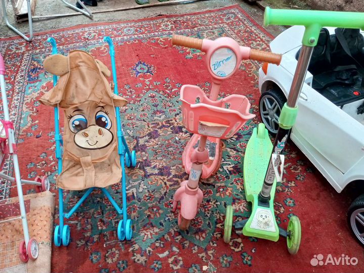 Детские самокаты, кроватка для кукол и две коляски
