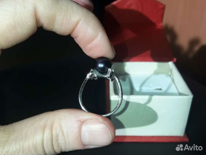 Кольцо черный жемчуг и фианиты в серебре