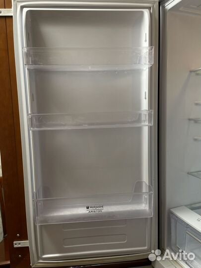 Встраиваемый холодильник Hotpoint Ariston