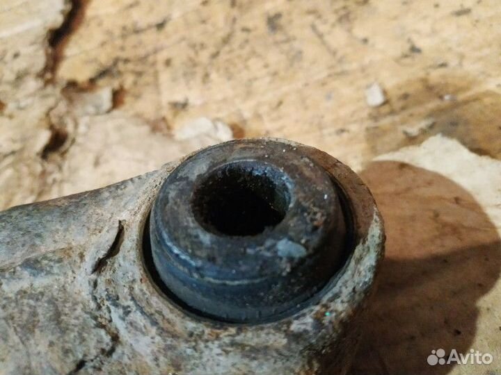 Рычаг задний левый Mitsubishi Pajero