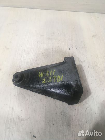 Кронштейн двигателя правый Мерседес W211 2.2 TDI