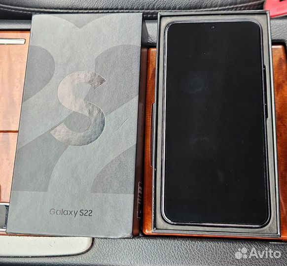 Samsung Galaxy S22, 8/256 ГБ