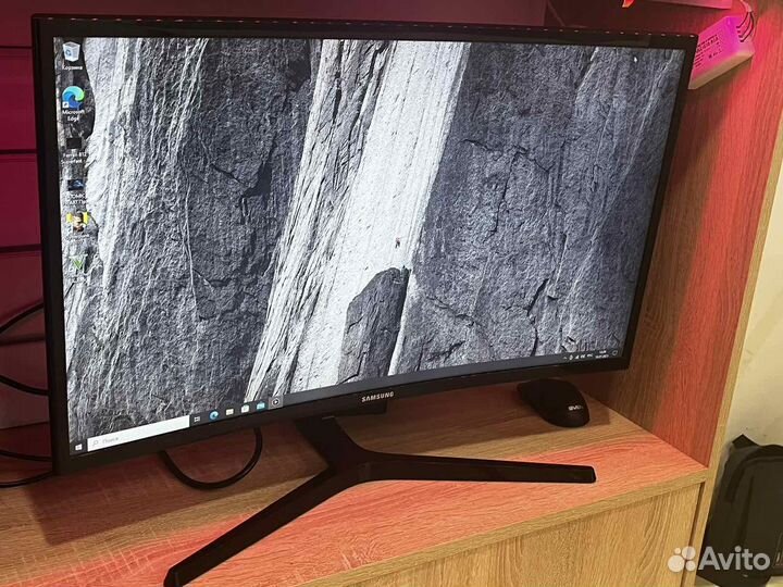 Огромный изогнутый монитор Samsung