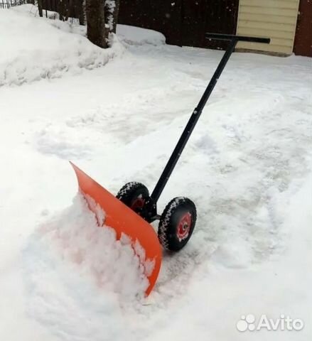 Лопата на колесах для уборки снега