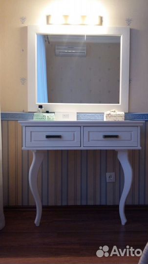 Парфюмерный столик, консоль