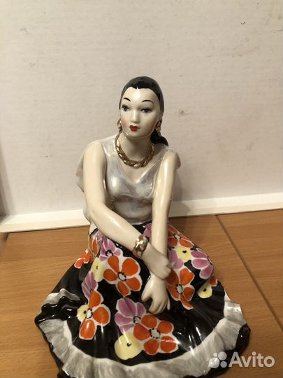 Фарфоровая статуэтка цыганка