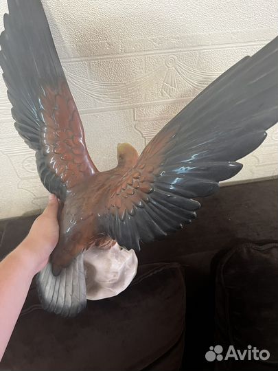 Фарфоровая статуэтка орла Hertw