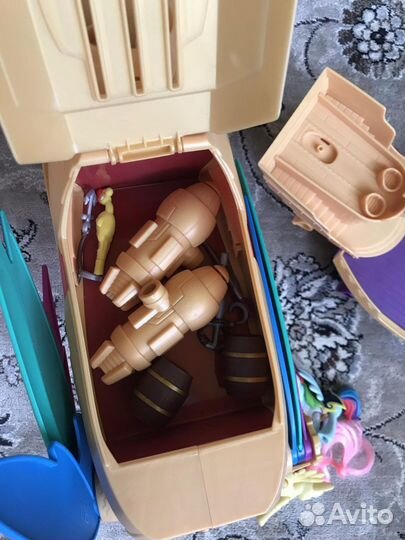 Корабль pony Пони фирменный и мотоцикл