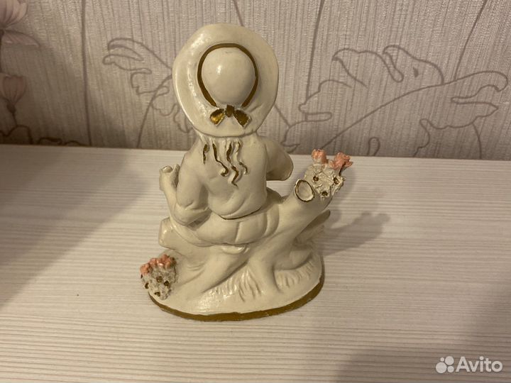 Статуэтка фарфоровая