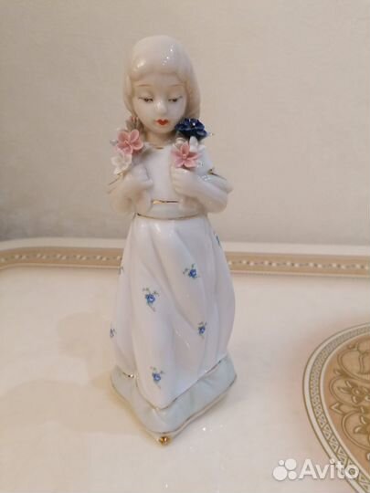Статуэтка из фарфора