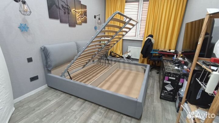 Кровать двухспальная 160 200 с подушками