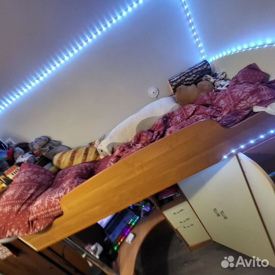 Детская кровать чердак со столом и шкафом