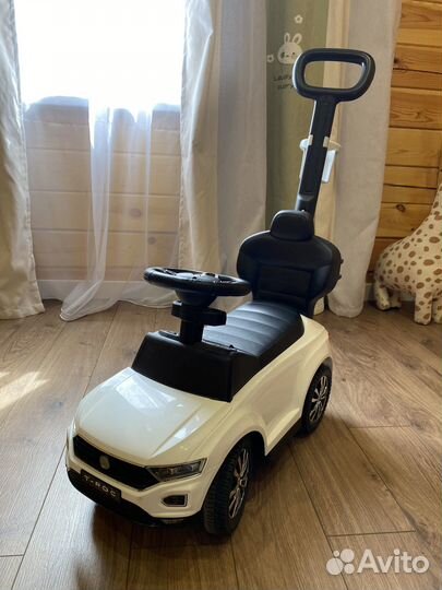 Машинка толокар с ручкой