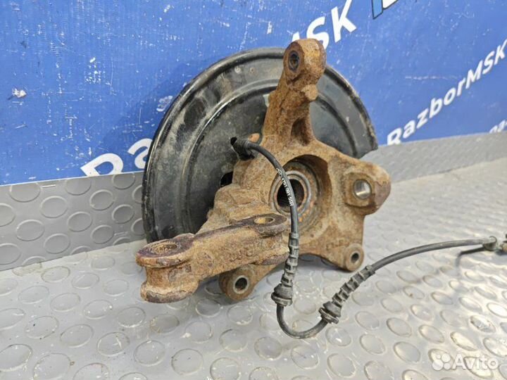 Поворотный кулак передний правый Nissan Terrano