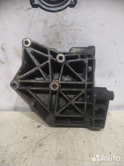 Кронштейн компрессора кондиционера Ssangyong