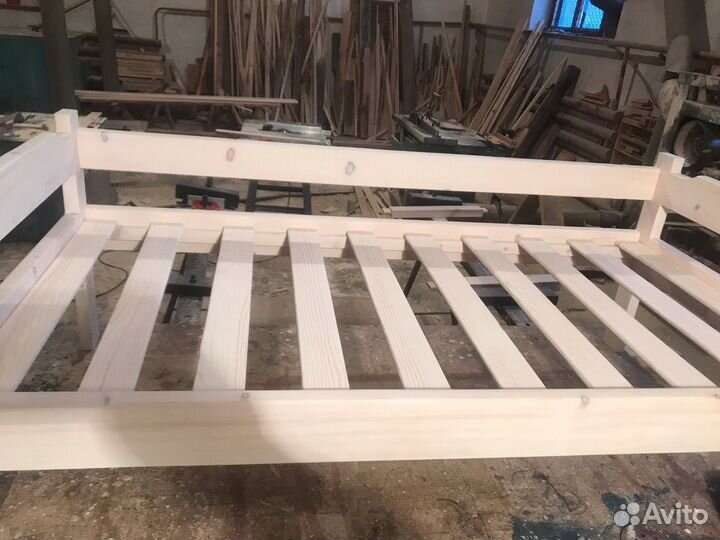 Кровать односпальная из дерева