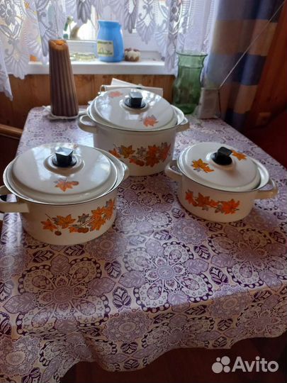 Кастрюли, чайник, хрустальные вазочки