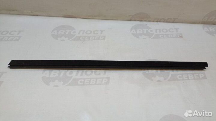 Уплотнитель стекла двери передний левый