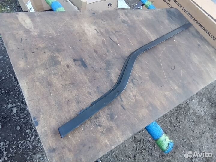 Молдинг стекла нижний передний левый Mitsubishi L3