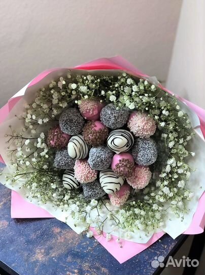 Клубничный букет с цветами Самара