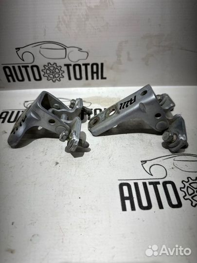 Петли двери задние левые Mitsubishi Outlander 1