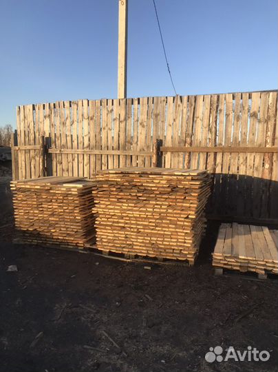 Заборная необрезная доска