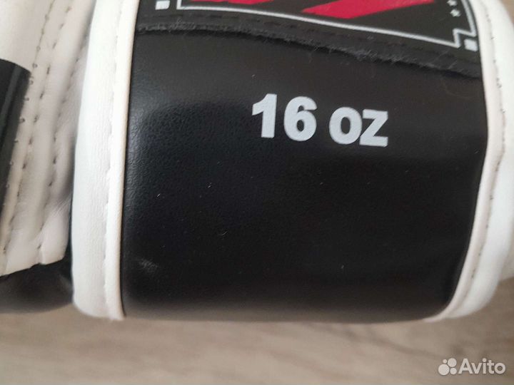 Боксерские перчатки 16 oz Venom