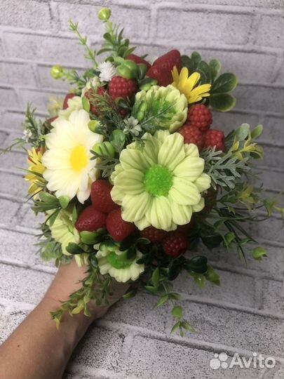 Букетик ромашек с ягодками