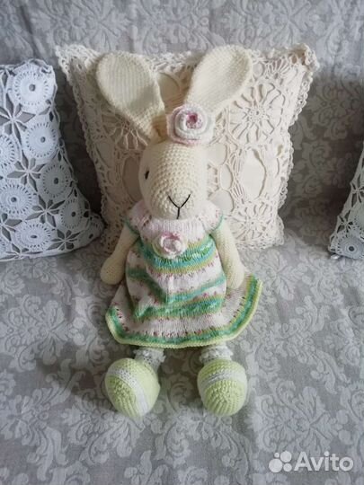 Зайка Антуанетта вязаная игрушка