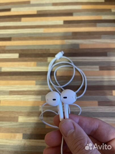 Оригинальные EarPods с разъёмом Lightning