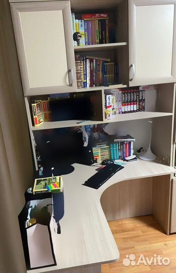 Угловой стол с надстройкой