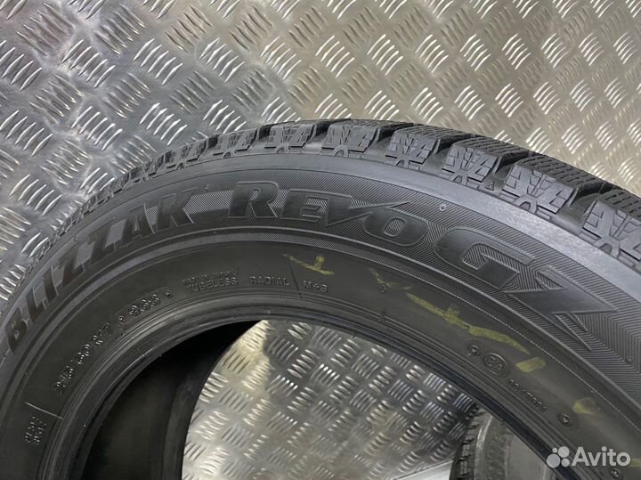 Bridgestone Blizzak Revo GZ 215/60 R17 96S