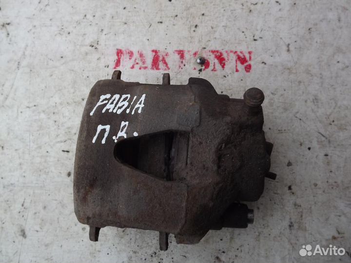 Суппорт передний правый Шкода Фабиа