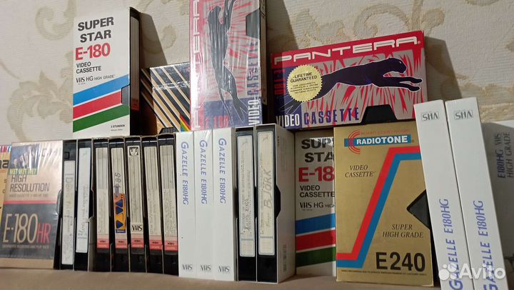 Видеокассеты с фильмами, музыкой