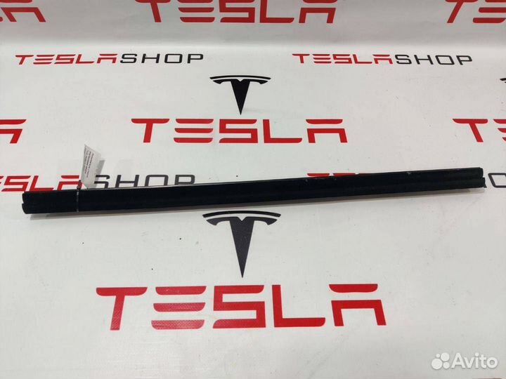 Уплотнитель стекла внутренний двери Tesla Model S