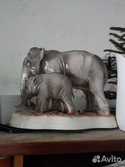 Фарфоровая статуэтка 