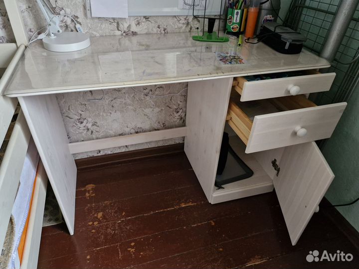 Письменный стол из массива сосны б/у