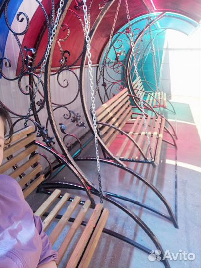 Садовые качели с элементами ковки