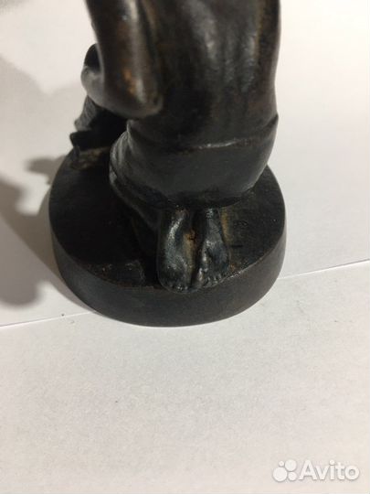 Каслинское литьё мальчик кормит голубей