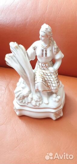 Статуэтка фарфор